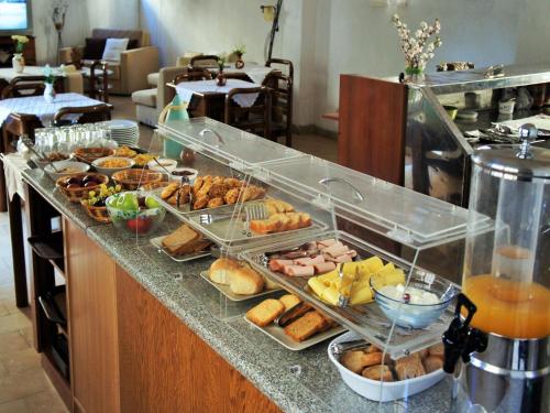 阿基奥斯基利考斯雏菊酒店的自助餐,包括多种不同类型的三明治和糕点