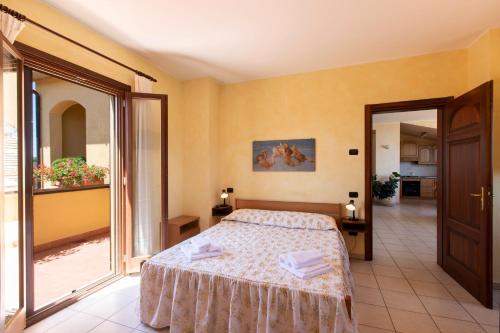 马尔夏诺 橄榄树B&B旅馆的一间卧室设有一张床和一个阳台