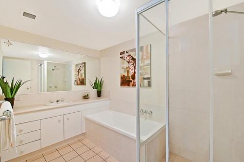 黄金海岸尚佩里棕榈公寓的带淋浴和盥洗盆的浴室
