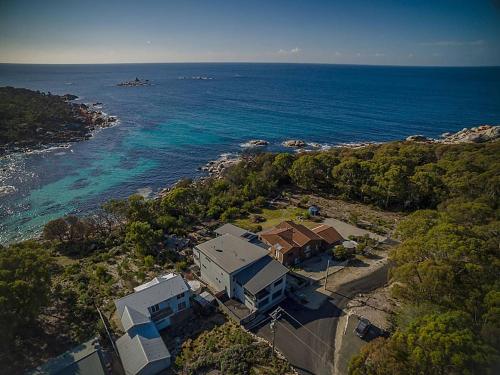 比那隆湾The Cove Bay of Fires的海洋旁房子的空中景观