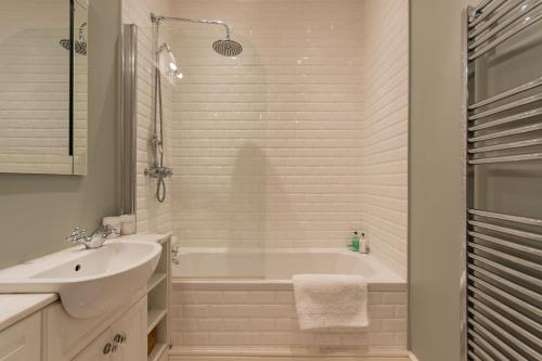 圣安德鲁斯Beautiful Property In A Fantastic Location的白色的浴室设有浴缸和水槽。