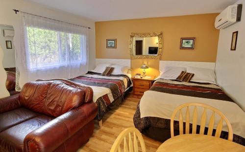 滑铁卢德克斯拉克斯汽车旅馆的酒店客房,设有两张床和一张沙发