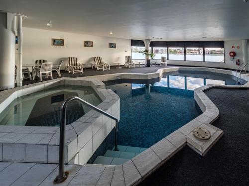 阿德莱德Lakes Hotel的一座配有桌椅的酒店游泳池