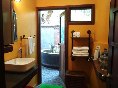 圣吉吉The Country House的浴室配有盥洗盆和浴缸。
