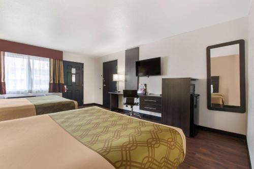 菲尼克斯机场伊克诺旅店客房内的一张或多张床位