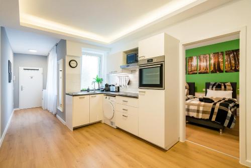 杜塞尔多夫马琳街中心公寓的厨房和带床的客厅