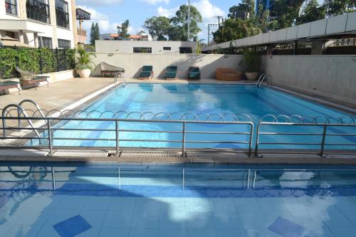 内罗毕韦斯顿酒店的大楼顶部的大型游泳池