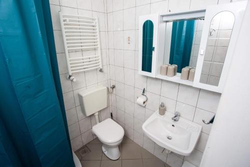 波斯托伊纳ANA.k宾馆的白色的浴室设有卫生间和水槽。