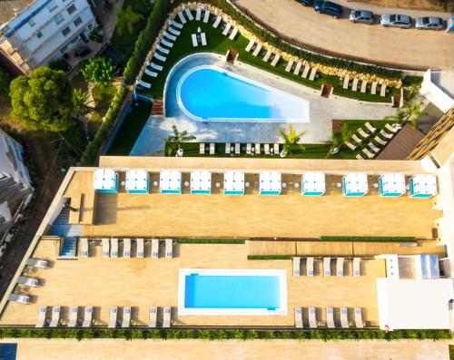萨洛Golden Costa Salou - Adults Only 4* Sup的享有带游泳池的度假村的顶部景致