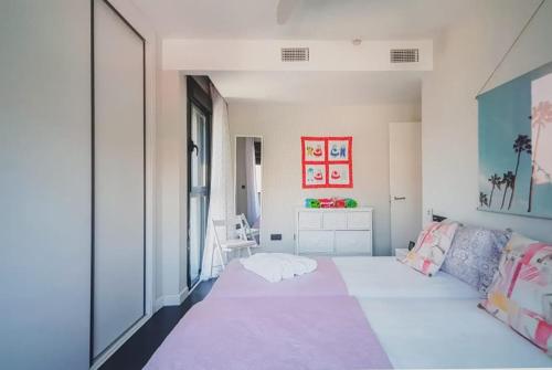格拉纳达Atico Be suite Granada的卧室配有一张白色大床