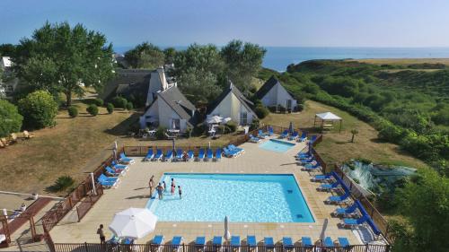 勒帕莱VVF Belle-Île-en-Mer的享有带游泳池的度假村的空中景致