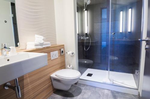 蒙彼利埃Hotel Campanile Montpellier Centre St Roch的带淋浴、卫生间和盥洗盆的浴室