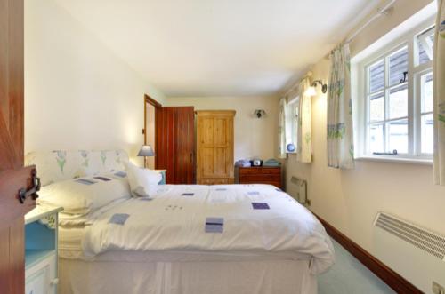 吉尔福德White Lodge House的卧室设有一张白色大床和一扇窗户。