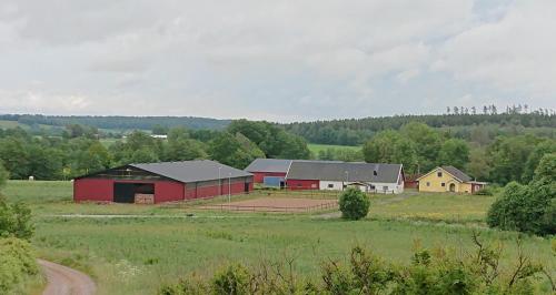 乌拉勒德Borängs Gård的农场旁的红谷仓