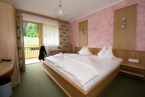 克查赫Hotel-Pension Birkenhof的一间卧室设有一张大床和一个窗户。