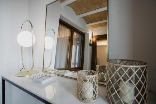 莫雷拉Artal by CASALEA的浴室设有镜子和花瓶,位于柜台上