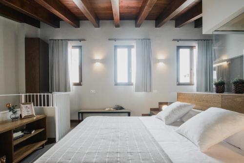 莫雷拉Seidia by CASALEA的卧室设有白色大床和窗户。