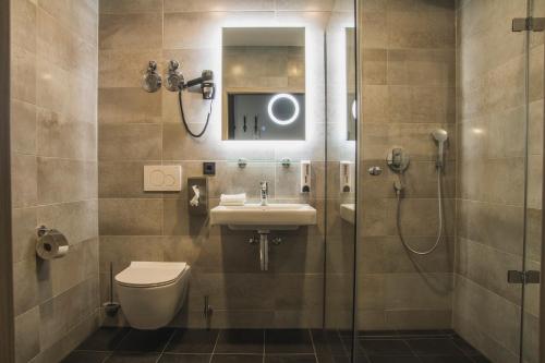 菲尔德施塔特Hayta Hotel Stuttgart Airport Messe的浴室配有卫生间、盥洗盆和淋浴。