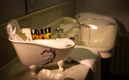 巴利巴宁吉尔库里乡间酒店的一间带水槽和卫生间的浴室