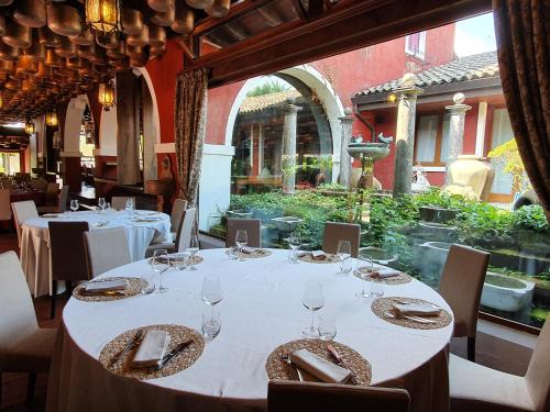 皮耶韦迪索利戈利诺宾馆的餐厅配有白色桌椅