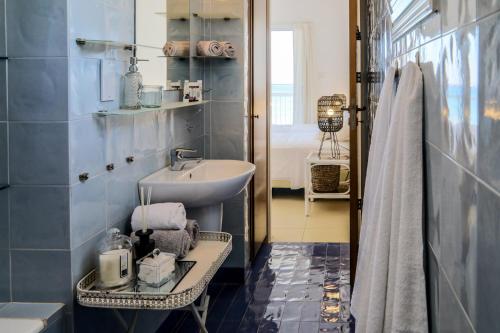 Phaedrus Living: Seaside Luxury Villa Anafi的一间浴室