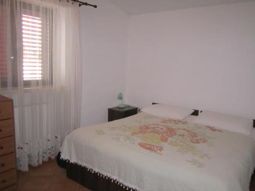 阿尔贝罗贝洛Agriturismo Laire Masseria的白色的卧室设有床和窗户