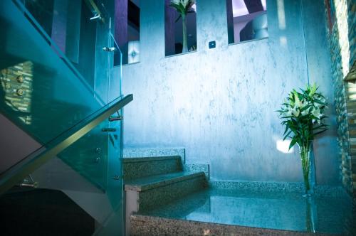 塔古玖Hotel Aqua的浴室设有楼梯和花瓶