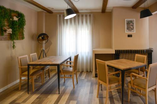 El CuervoLa casita de El Cuervo的一间带2张桌子和椅子的用餐室以及窗户。