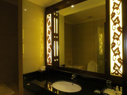 沙努尔阿里布德立酒店的一间带水槽和大镜子的浴室