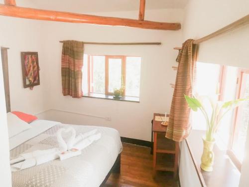 奥兰太坦波Casa Patacalle的一间卧室设有一张床和一个窗口