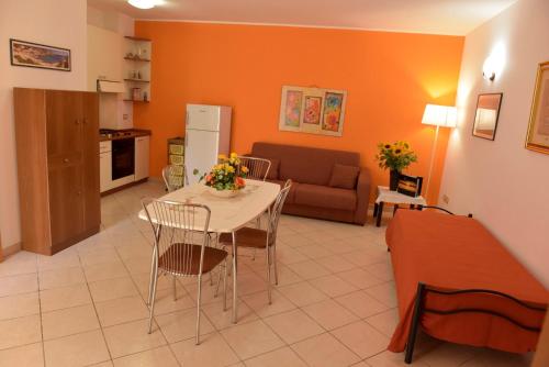 切萨雷奥港Bilocali Civico16的厨房以及带桌子和沙发的客厅。