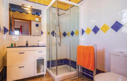 孔佩塔Villa Jarana的带淋浴、盥洗盆和卫生间的浴室