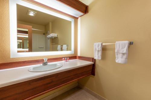 莱文沃思莱文沃思霍华德约翰逊酒店的一间带水槽和镜子的浴室