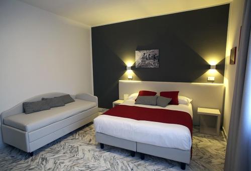 卡拉拉Mikeme的酒店客房,设有两张床和一张沙发