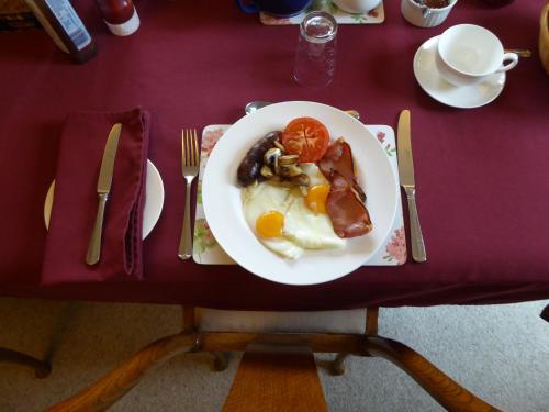 EdlingtonAt Last Bed & Breakfast的桌上的一盘早餐食品