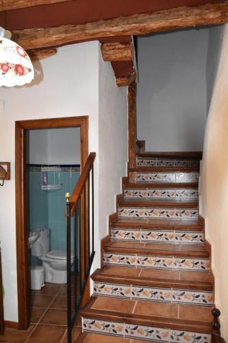 ChertCASA RURAL XERT - CARMETA的通往带卫生间的浴室的楼梯