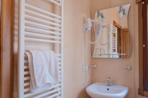 普韦布拉桑纳比亚部落旅馆的一间带水槽和镜子的浴室