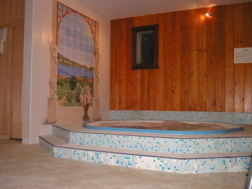 Grande Riviere卢格兰瓦酒店的木墙客房的按摩浴缸