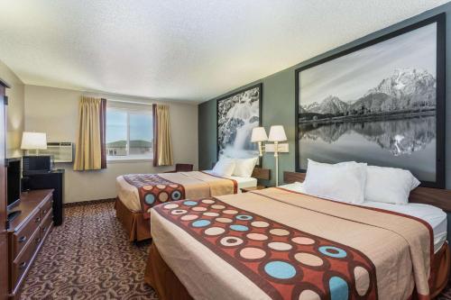吉列吉列速8旅馆的酒店客房设有两张床和一台平面电视。