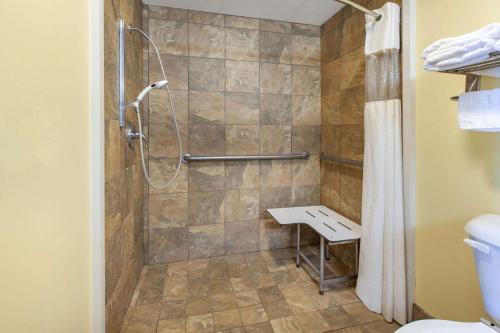 格兰特维尔格兰维戴斯酒店的带淋浴的浴室和长凳