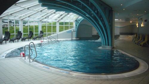 费尔兹姆斯豪斯杜夫布里克酒店的一个带玻璃天花板的大型游泳池