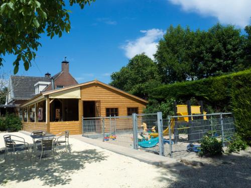 Nieuwland格伦蒂尔野营酒店的前面有游乐场的房子