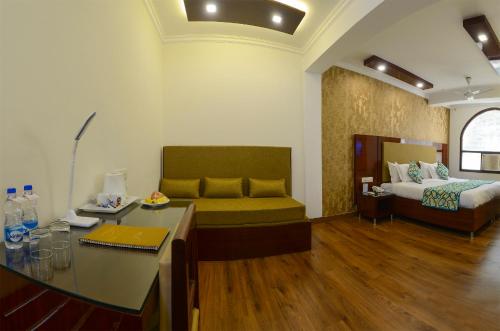 阿格拉Hotel Pushp Villa Agra Taj East Gate的客厅配有沙发和1张床