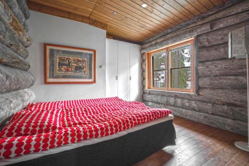 鲁卡Keloruka Cottage的窗户客房内的一张红色的床
