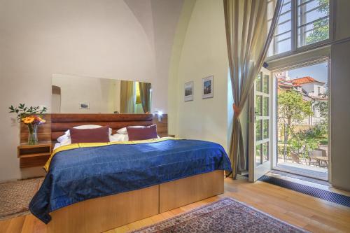 布拉格修道院酒店的一间卧室设有一张床和一个大窗户