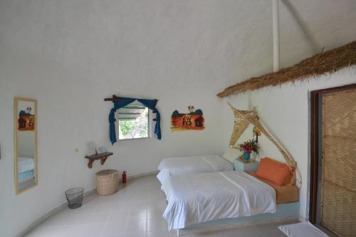 Gunjur足迹生态山林小屋的白色的客房设有两张床和窗户。