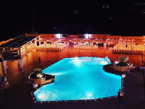 帕杜拉Hotel Certosa的享有大型游泳池的顶部景色