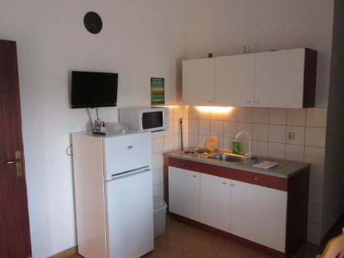 马林斯卡克利萨诺威卡公寓的小厨房配有白色冰箱和微波炉