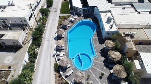 佩里沃罗Sea View Beach Hotel的享有度假村游泳池的顶部景致