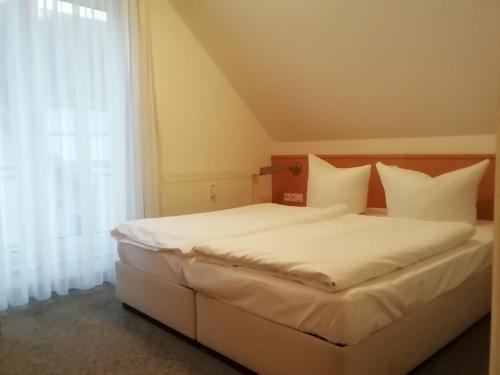 岑平Bernsteinfischer的卧室配有一张大白色床和窗户